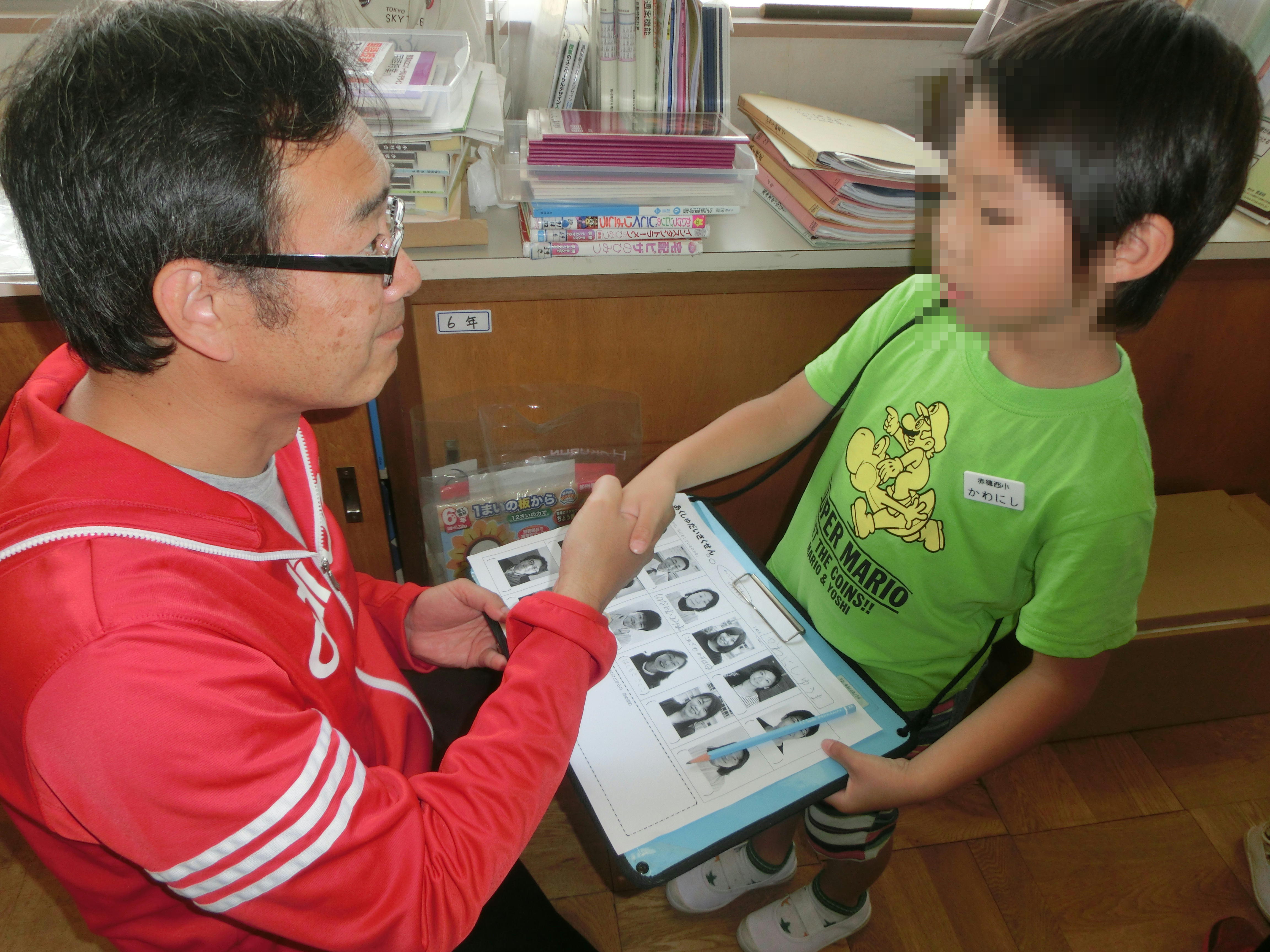 赤穂西小学校の先生方と握手をしてなかよしになりました。